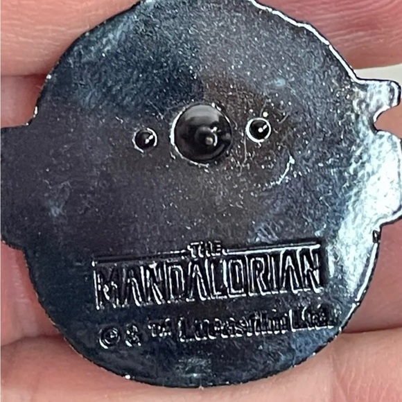 DISNEY PIN - Star Wars Mandalorian - Grogu Child in Egg Waving - Picture 3 of 3